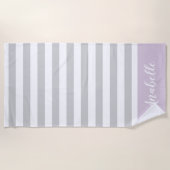 Monogramm Lilac und graue Streifen | Editierbare F Strandtuch (Vorderseite)