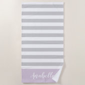 Monogramm Lilac und graue Streifen | Editierbare F Strandtuch (Vorderseite)