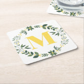 Monogramm M in Gold/Lemon mit Blumenring Rechteckiger Pappuntersetzer (angewinkelt)
