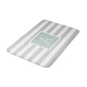 Monogramm Minze und graue Streifen | Editierbare F Badematte (Schrägansicht)