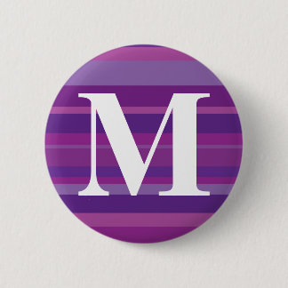 Monogramm mit einem bunten gestreiften Hintergrund Button