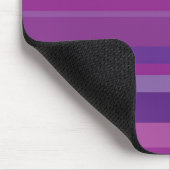 Monogramm mit einem bunten gestreiften Hintergrund Mousepad (Ecke)