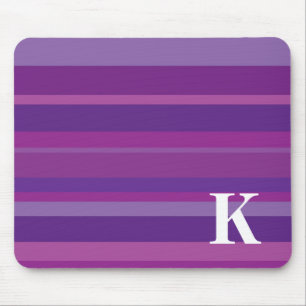 Monogramm mit einem bunten gestreiften Hintergrund Mousepad