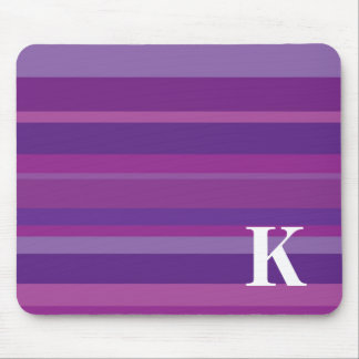 Monogramm mit einem bunten gestreiften Hintergrund Mousepad