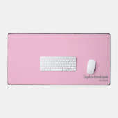 Monogramm mit einfachem Namen 2 Zeilen mit benutze Schreibtischunterlage (Tastatur & Maus)