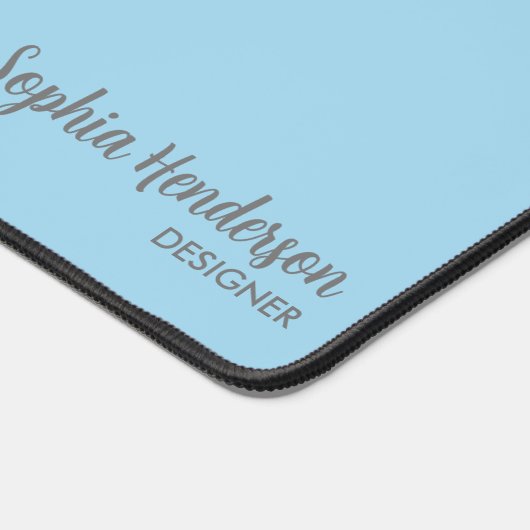 Monogramm mit einfachem Namen 2 Zeilen mit benutze Schreibtischunterlage (Ecke)