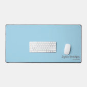 Monogramm mit einfachem Namen 2 Zeilen mit benutze Schreibtischunterlage (Tastatur & Maus)