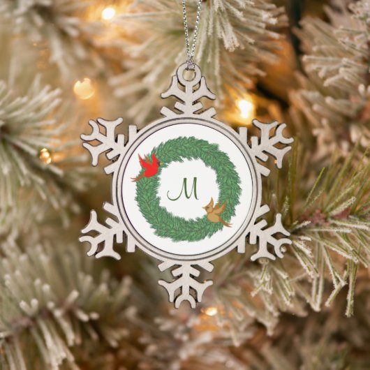 Monogramm mit Kardinälen im Evergreen Kranz Schneeflocken Zinn-Ornament (Baum)