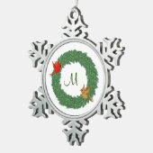 Monogramm mit Kardinälen im Evergreen Kranz Schneeflocken Zinn-Ornament (Rechts)