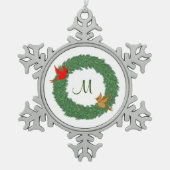 Monogramm mit Kardinälen im Evergreen Kranz Schneeflocken Zinn-Ornament (Vorderseite)