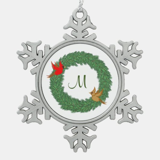 Monogramm mit Kardinälen im Evergreen Kranz Schneeflocken Zinn-Ornament (Vorderseite)
