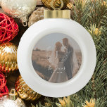 Monogramm mit neuem Namen, das Foto elegant Keramik Kugel-Ornament<br><div class="desc">Maßgeschneiderte,  weiße Monogramm Initial und Name mit familiär etablierten eleganten Bauernhaus Stil Weihnachtsbaum-Ornament mit Foto Overlay.        Ein modernes Sake-Geschenk für Neuvermählte.</div>