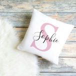 Monogramm mit neuem Personalisierten Namen Pink Kissen<br><div class="desc">Monogramm mit neuem Personalisierten Namen Pink</div>