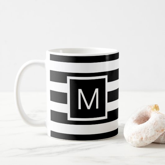 Monogramm mit schwarzem und weißem Streifen Kaffeetasse (Mit Donut)