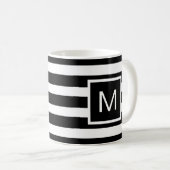 Monogramm mit schwarzem und weißem Streifen Kaffeetasse (VorderseiteRechts)