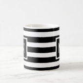 Monogramm mit schwarzem und weißem Streifen Kaffeetasse (Mittel)
