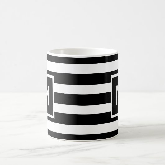 Monogramm mit schwarzem und weißem Streifen Kaffeetasse (Mittel)
