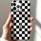 Monogramm Muster mit schwarzem und weißem Schachbr iPhone 15 Hülle