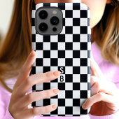 Monogramm Muster mit schwarzem und weißem Schachbr iPhone 15 Hülle