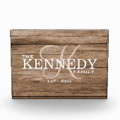 Monogramm Nachname Typografie Rustikales Holz Fotoblock (Vorderseite)