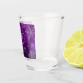 Monogramm Name des Lila Schneeflocken Schnapsglas (Rechts)
