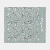 Monogramm Name Dusty Blue White Floral Botanic Fleecedecke (Vorderseite (Horizontal))