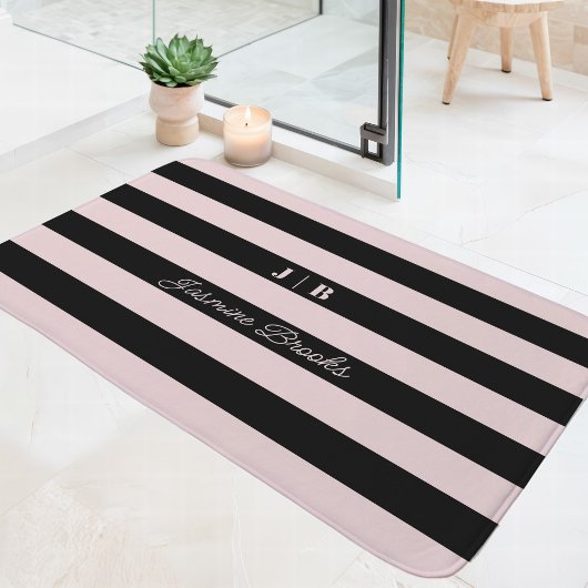 Monogramm-Name für Rosa und schwarze Streifen Badematte