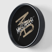 Monogramm Name personalisiert Schwarz-weiß beige t Uhr (Winkel)