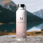 Monogramm Name Rosa Glitzer Stilvoll Mit Monogramm Trinkflasche<br><div class="desc">Monogram Name Pink Glitzer Stilvolle Mit Monogramm Insulated Water Flasche zeichnet sich durch ein einfaches, modernes und elegantes Design aus, mit Ihrem Monogramm und Namen in der modernen Schrift Typografie auf einem rosa ombre Glitzer Hintergrund. Perfektes Geschenk für Familie, Freunde, Arbeitskollegen, Lehrer und mehr für Weihnachten, Feiertage, Geburtstag, Muttertag und...</div>