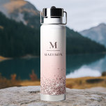 Monogramm Name Rosa Glitzer Stilvoll Mit Monogramm Trinkflasche<br><div class="desc">Monogram Name Pink Glitzer Stilvolle Mit Monogramm Insulated Water Flasche zeichnet sich durch ein einfaches, modernes und elegantes Design aus, mit Ihrem Monogramm und Namen in der modernen Schrift Typografie auf einem rosa ombre Glitzer Hintergrund. Perfektes Geschenk für Familie, Freunde, Arbeitskollegen, Lehrer und mehr für Weihnachten, Feiertage, Geburtstag, Muttertag und...</div>