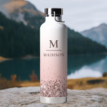 Monogramm Name Rosa Glitzer Stilvoll Mit Monogramm Trinkflasche<br><div class="desc">Monogram Name Pink Glitzer Stilvolle Mit Monogramm Insulated Water Flasche zeichnet sich durch ein einfaches, modernes und elegantes Design aus, mit Ihrem Monogramm und Namen in der modernen Schrift Typografie auf einem rosa ombre Glitzer Hintergrund. Perfektes Geschenk für Familie, Freunde, Arbeitskollegen, Lehrer und mehr für Weihnachten, Feiertage, Geburtstag, Muttertag und...</div>