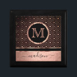 Monogramm / Name - Rose Gold und Schwarz Erinnerungskiste<br><div class="desc">Halten Sie die Geschenkboxen bereit, damit Sie sie personalisieren können. ✔ HINWEIS: ÄNDERN SIE NUR DIE VORLAGEBEREICHE, DIE SIE BENÖTIGEN! 😀 Sie können den Text bei Bedarf entfernen und neu hinzufügen, was immer Sie möchten und welchen Schriftart Sie möchten. 📌 Wenn Sie weitere Anpassungen benötigen, klicken Sie bitte auf den...</div>