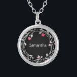 Monogramm Name Schwarz-weiß Rosa Rosa Blumenschrif Versilberte Kette<br><div class="desc">Personalisierter Mit Monogramm Schwarz,  Weiß,  Rosa Rosa Blumenreath Silberverkleidung Fußketten. Großartiges Geschenk für Brautmädchen oder für jede Frau.</div>