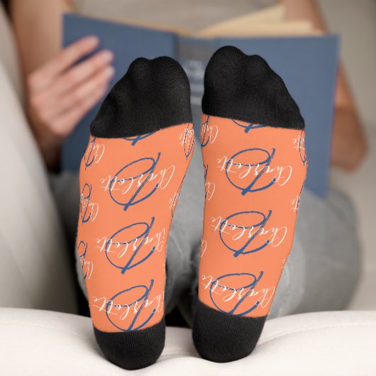 Monogramm Name und anfänglich weiße pfirsichblaue Socken (Unterseite)