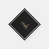Monogramm (Name und Initial) auf schwarzer Norm Serviette (Ecke)