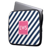 Monogramm Navy Blue Nautic Stripes Laptopschutzhülle (Vorderseite Links)