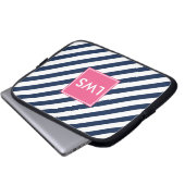 Monogramm Navy Blue Nautic Stripes Laptopschutzhülle (Vorne Knopf)