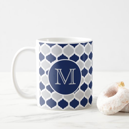 Monogramm Navy Blue und Grau Quatrefolie Kaffeetasse (Mit Donut)