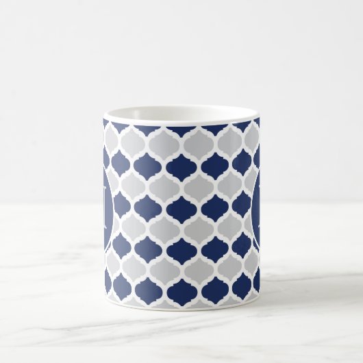 Monogramm Navy Blue und Grau Quatrefolie Kaffeetasse (Mittel)