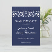 Monogramm Navy Blue und White Lace Save the Date (Stehend Vorderseite)