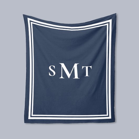 Monogramm Navy Blue und White Three Letter Fleecedecke