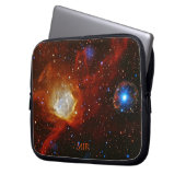 Monogramm-Nebel N90 und Pulsar SXP1062 Laptopschutzhülle (Vorderseite Links)