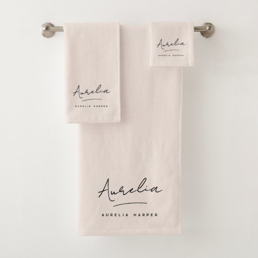 Monogramm Neutral Modern Minimal Stylish Blush Pin Badhandtuch Set (Insitu)