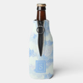 Monogramm niedlich Pastel Blue Rain Clouds Flaschenkühler (Flasche Rückseite)