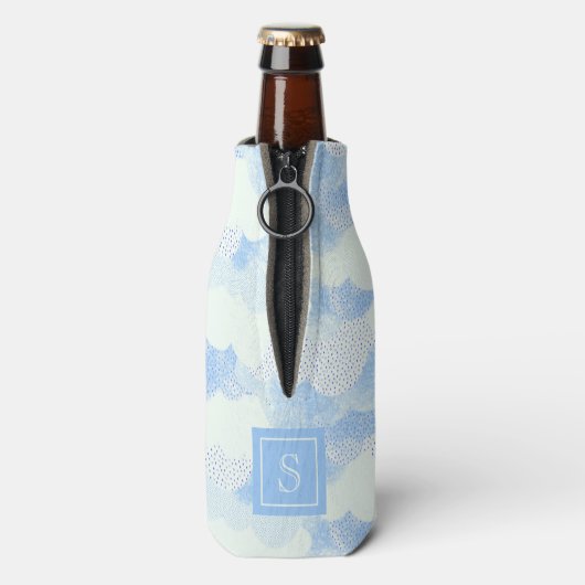 Monogramm niedlich Pastel Blue Rain Clouds Flaschenkühler (Flasche Rückseite)