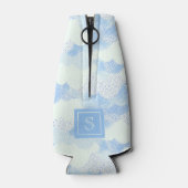 Monogramm niedlich Pastel Blue Rain Clouds Flaschenkühler (Rückseite)