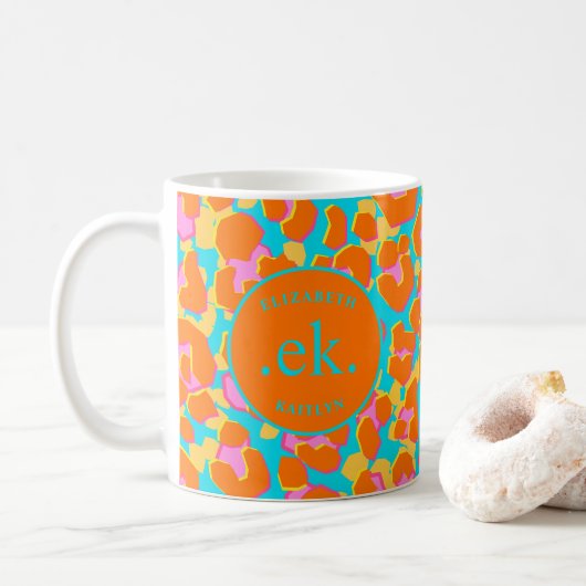 Monogramm Orange und Blauer Leopard Kaffeetasse (Mit Donut)