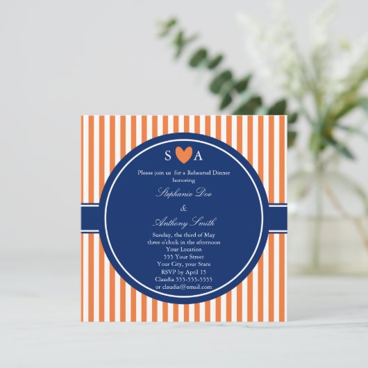 Monogramm Orange und weiße Streifen mit Royal Blue Einladung (Stehend Vorderseite)