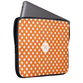 Monogramm-orange und weiße Tupfen-Laptop-Hülse Laptopschutzhülle (Vorne Rechts)