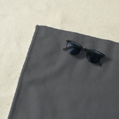 Monogramm orangefarbener Brief P graues Strandtuch (Beispiel)